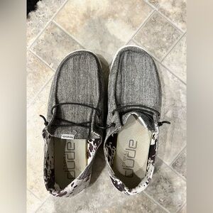 Women’s HEY DUDE Sz 10 Wendy brown chadron cow animal